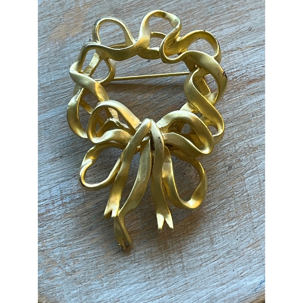 Norma Jean Vintage Gold Tone Ribbon Wreath Brooch Pin Bow Design